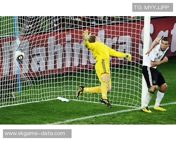 世界杯激战巴萨与曼联0比0神奇扑救引发争议判罚全场沸腾