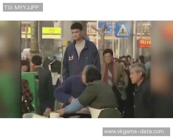姚明在国外街头的日常生活与球迷互动引发热议