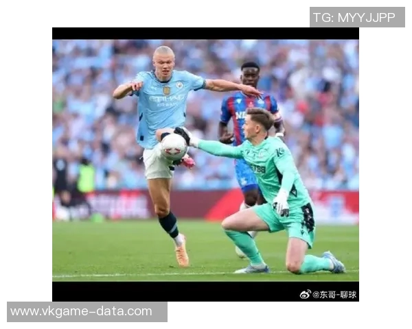 中超激战曼城与曼联握手言和乌龙球引发全场狂欢 中超激战曼城与曼联握手言和乌龙球引发全场狂欢